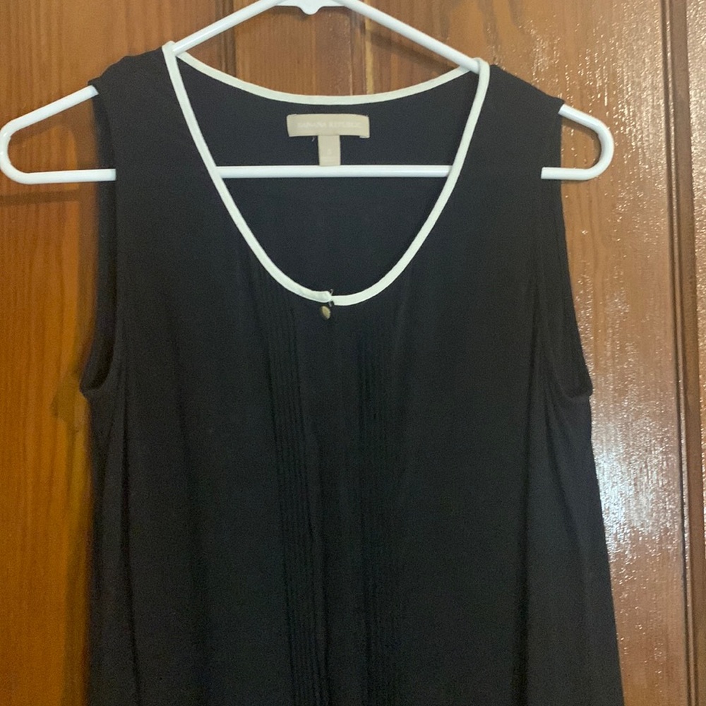 Scute banana republic sleeveless lightweight button down.